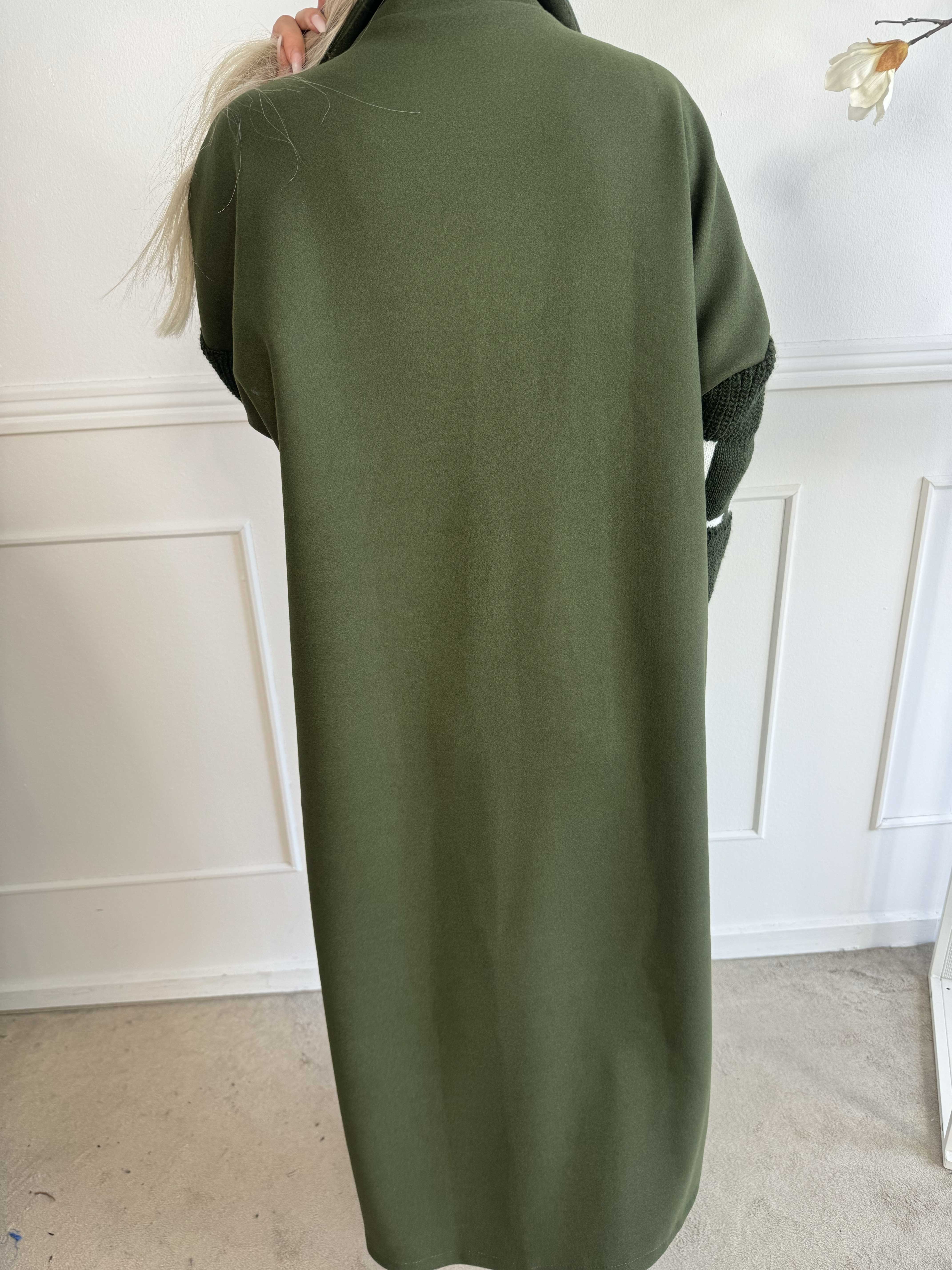 Debbie - Fin kappa med stickade ärmar